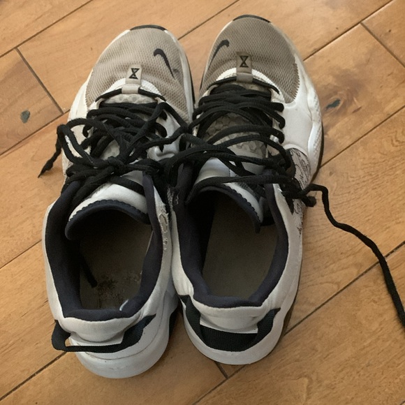 Nike gym shoes HAVE BEEN WORN, good shoes got lots of compliments - Picture 5 of 7